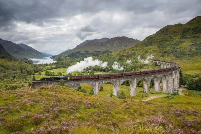 Hình ảnh đoàn tàu băng qua cây cầu cạn trứ danh trong "Harry Potter" (Ảnh: Internet)