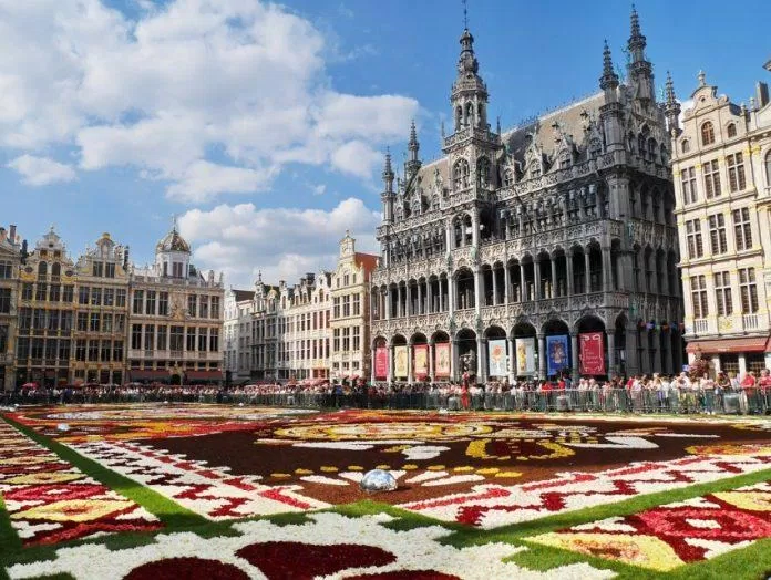 Quảng trường Grand-Place với sự kiện trải thảm hoa nổi tiếng (Nguồn: Internet). Quảng trường Grand-Place với sự kiện trải thảm hoa nổi tiếng (Nguồn: Internet).