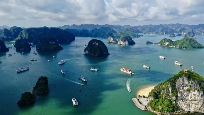 Vịnh Hạ Long (Nguồn: Internet) Vịnh Hạ Long (Nguồn: Internet)