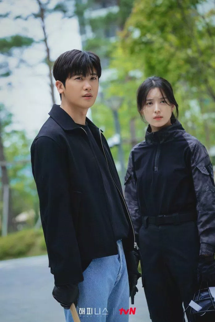 Park Hyung Sik và Han Hyo Joo vào sinh ra tử trong Happiness (Ảnh: Internet)