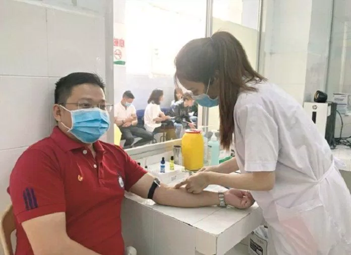 Kiểm tra sức khỏe trước khi hiến máu (Ảnh: Internet).
