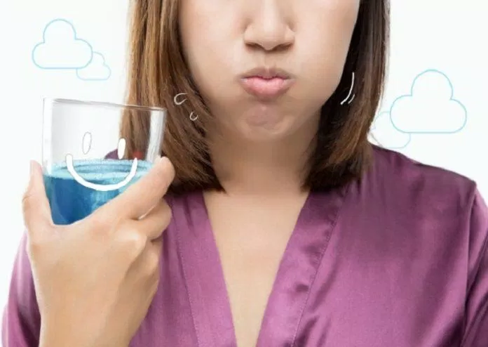 Súc miệng sau bữa ăn là cách hạn chế mùi hôi đơn giản nhưng rất có hiệu quả (Ảnh: Internet) Súc miệng sau bữa ăn là cách hạn chế mùi hôi đơn giản nhưng rất có hiệu quả (Ảnh: Internet)