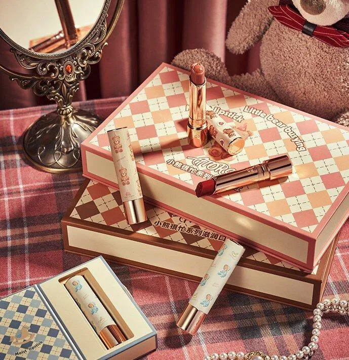 Hộp đựng son Ators Little Bear rất tinh tế, có thể dùng làm quà tặng (Nguồn: Internet). Hộp đựng son Ators Little Bear rất tinh tế, có thể dùng làm quà tặng (Nguồn: Internet).