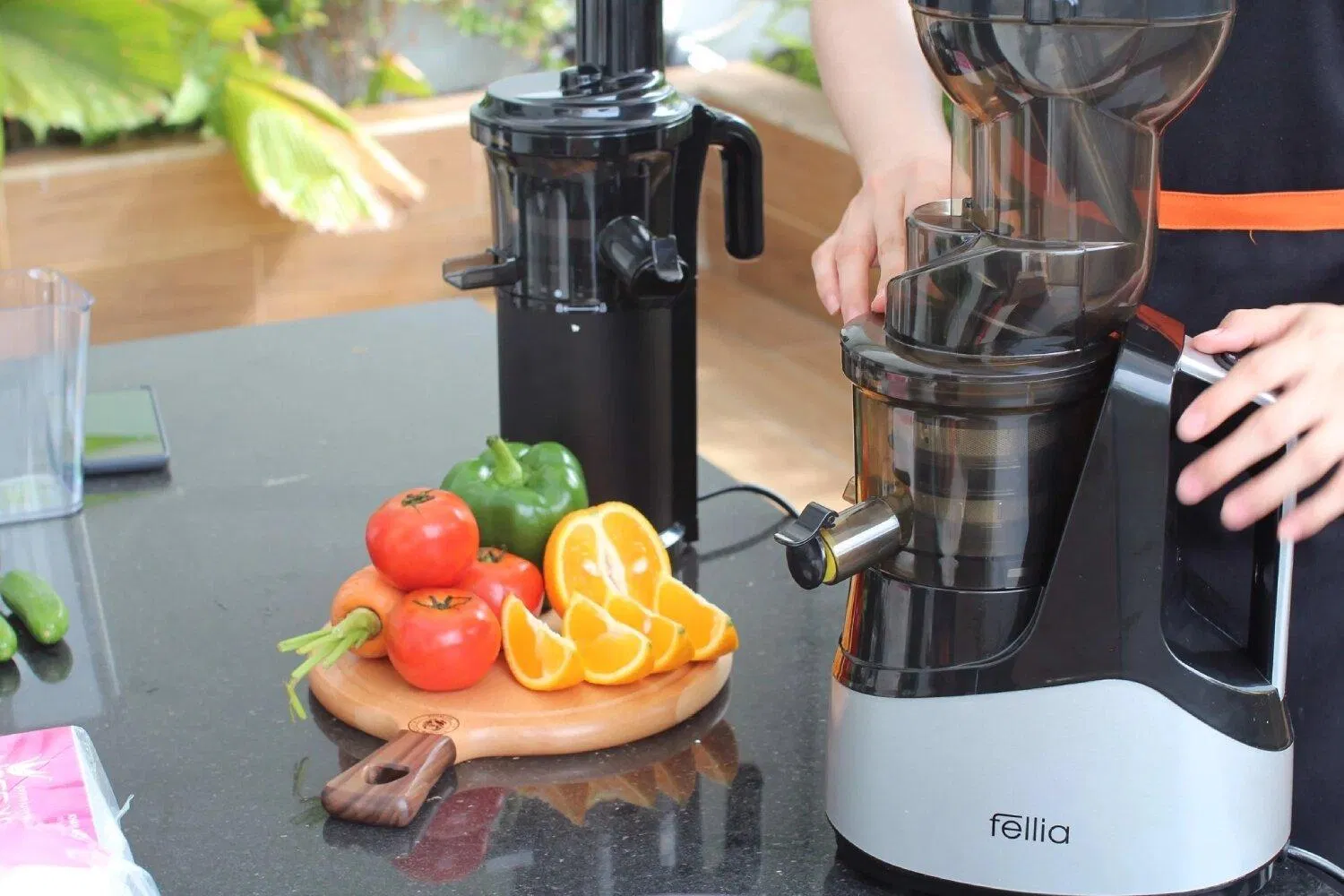 Lắp và khởi động máy để chuẩn bị cho việc làm kem (ảnh: internet_