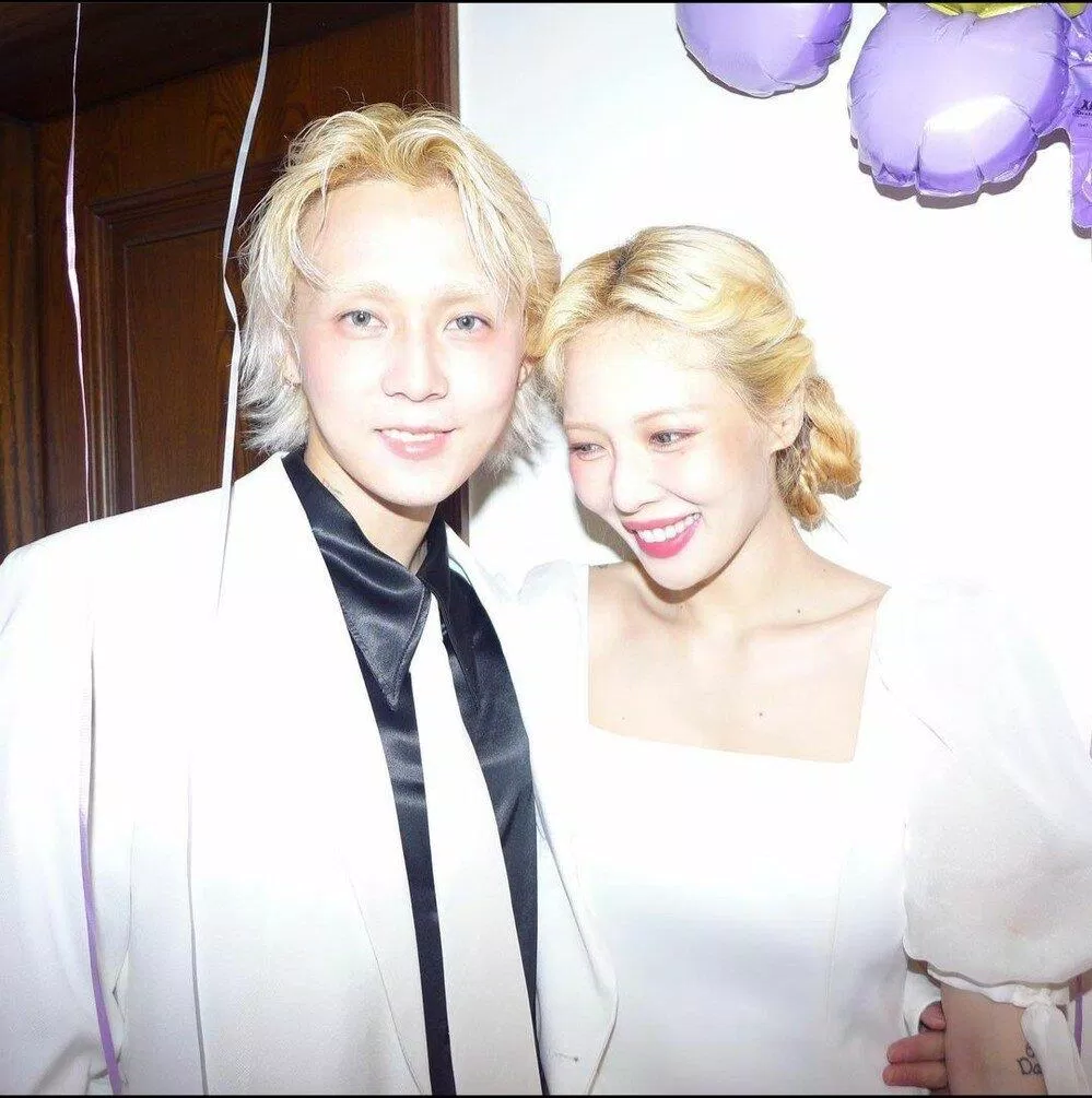 Cô nàng lên tiếng bảo vệ chuyện hẹn hò của đồng nghiệp (Nguồn: Internet) Cô nàng lên tiếng bảo vệ chuyện hẹn hò của đồng nghiệp (Nguồn: Internet)