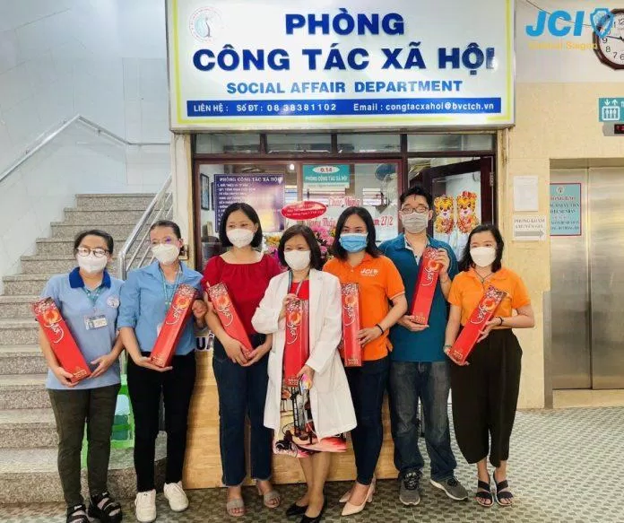 Chương trình "Tết sẻ chia" của JCI Central Saigon trao quà cho bệnh nhân khó khăn. (Nguồn: JCI Central Saigon) Chương trình "Tết sẻ chia" của JCI Central Saigon trao quà cho bệnh nhân khó khăn. (Nguồn: JCI Central Saigon)
