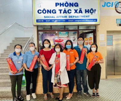 Chương trình "Tết sẻ chia" của JCI Central Saigon trao quà cho bệnh nhân khó khăn. (Nguồn: JCI Central Saigon) Chương trình "Tết sẻ chia" của JCI Central Saigon trao quà cho bệnh nhân khó khăn. (Nguồn: JCI Central Saigon)