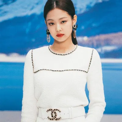 Jennie thường xuyên xuất hiện trong các trang phục của Channel - nhãn hàng cô làm đại sứ (ảnh: Internet)