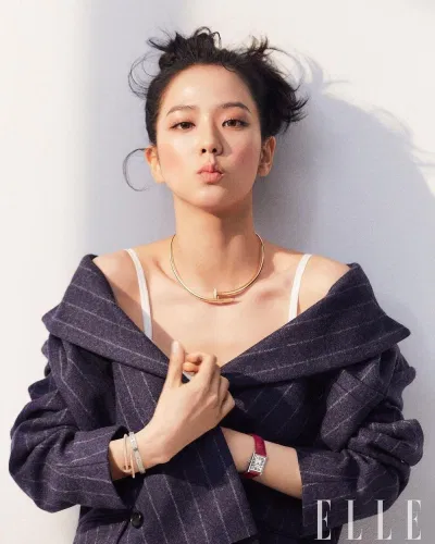 Jisoo với vẻ đẹp hút hồn trong bộ trang sức của Cartier chụp với Elle (ảnh: Internet)