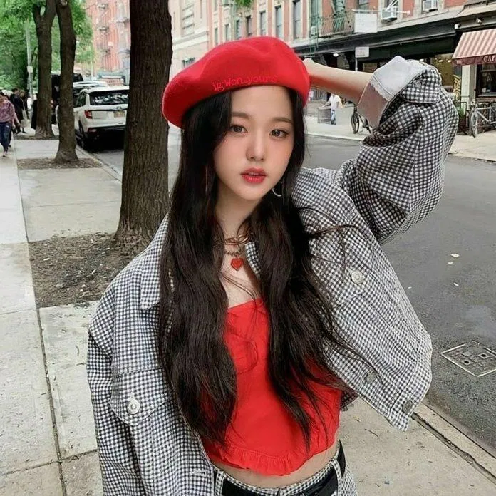 Cô nàng diện nón beret với cả trang phục đời thường (Nguồn: Internet) Cô nàng diện nón beret với cả trang phục đời thường (Nguồn: Internet)
