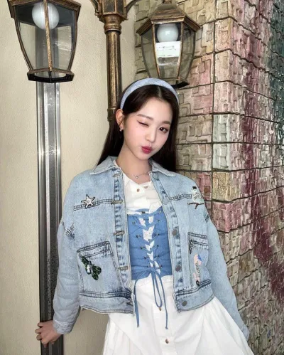 Áo jeans trẻ trung là một item không bao giờ lỗi thời (Nguồn: Internet) Áo jeans trẻ trung là một item không bao giờ lỗi thời (Nguồn: Internet)