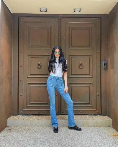 Quần jeans ống loe là một trong những item mà bất kì cô gái nào cũng có (Nguồn: Internet) Quần jeans ống loe là một trong những item mà bất kì cô gái nào cũng có (Nguồn: Internet)