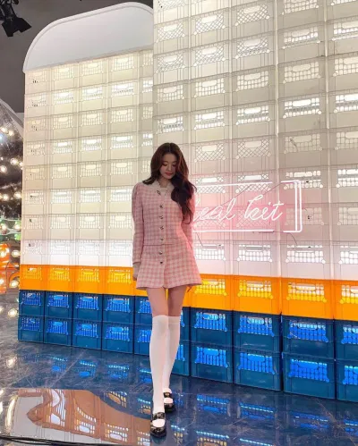 Còn gì phù hợp khi phối vớ dài cùng set đồ vải tweed có màu hồng vô cùng ngọt ngào (Nguồn: Internet) Còn gì phù hợp khi phối vớ dài cùng set đồ vải tweed có màu hồng vô cùng ngọt ngào (Nguồn: Internet)