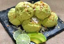 Thêm sữa đặc, đậu phộng rang và dừa sấy để tăng thêm hương vị cho món kem bơ (ảnh: internet)
