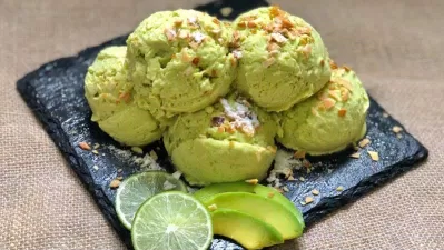 Thêm sữa đặc, đậu phộng rang và dừa sấy để tăng thêm hương vị cho món kem bơ (ảnh: internet)