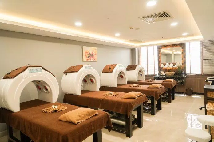 Không gian Spa với màu sắc nâu trắng vàng chủ đạo