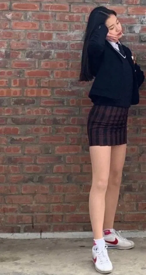 Ảnh chụp được cho là Kim Garam đang hút thuốc và tự cắt váy đồng phục quá ngắn (Nguồn: Internet)