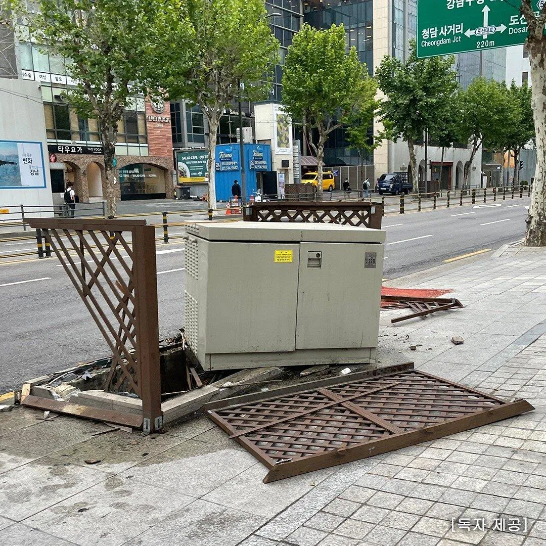 Trạm biến áp đã bị bật gốc và hư hỏng nặng sau cú va chạm (Nguồn: Internet)