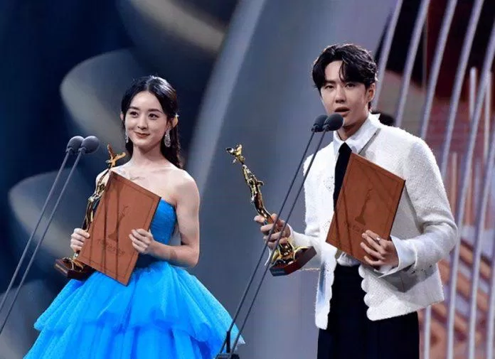 Triệu Lệ Dĩnh và Vương Nhất Bác là hai diễn viên cuối cùng nhận giải Diễn viên được khán giả yêu thích nhất tại Kim Ưng.  (Ảnh: Internet)