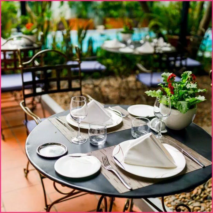 Khác với những nhà hàng 5 sao khác, không gian tại La Villa rất thoáng mát nhưng không kém phần lịch sự (Nguồn: Nhà hàng Pháp La Villa)