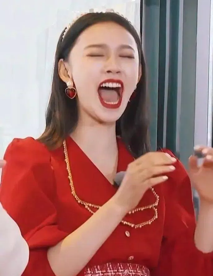 Cô ấy cũng không có gánh nặng khi cười và cô ấy cũng đóng góp rất nhiều biểu tượng cảm xúc trong các chương trình tạp kỹ (Nguồn: Baidu) Cô ấy cũng không có gánh nặng khi cười và cô ấy cũng đóng góp rất nhiều biểu tượng cảm xúc trong các chương trình tạp kỹ (Nguồn: Baidu)