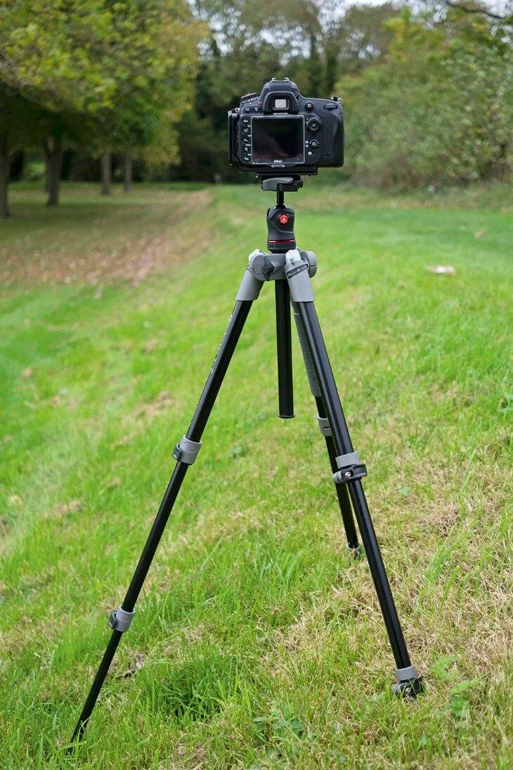 Chân máy tripod để giữ cố định camera (Ảnh: Internet). Chân máy tripod để giữ cố định camera (Ảnh: Internet).