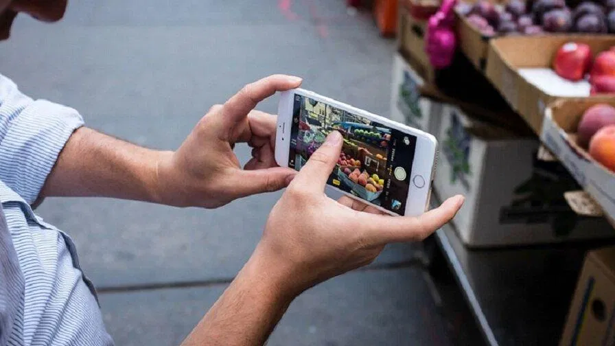 Quay video mọi lúc mọi nơi với chiếc điện thoại (Ảnh: Internet). Quay video mọi lúc mọi nơi với chiếc điện thoại (Ảnh: Internet).