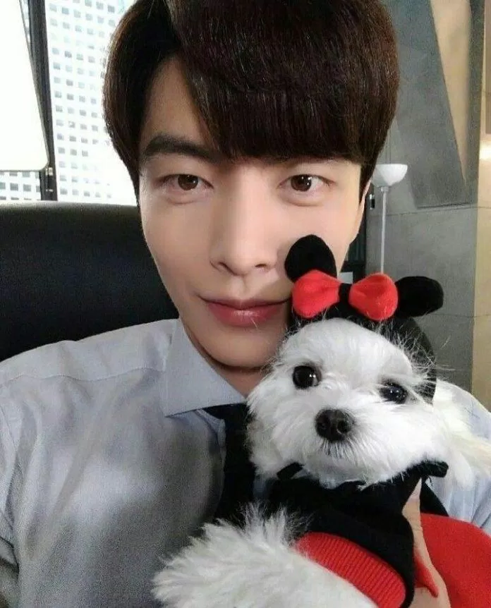 Lee Min Ki cưng chiều cún cưng (Ảnh: Internet)