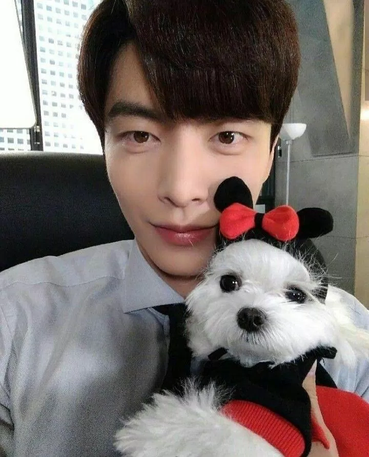 Lee Min Ki cưng chiều cún con (Ảnh: Internet)