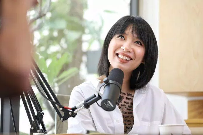 Podcast thường được dẫn dắt bởi một hoặc nhiều host chính, có thể có khách mời (ảnh: Internet) Podcast thường được dẫn dắt bởi một hoặc nhiều host chính, có thể có khách mời (ảnh: Internet)