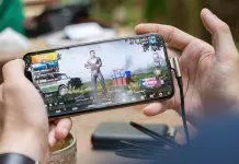 Điện thoại chơi game trên tay (Ảnh: Internet).