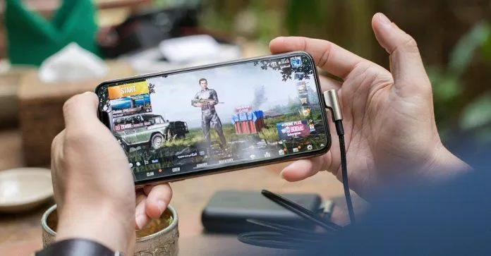 Điện thoại chơi game trên tay (Ảnh: Internet).