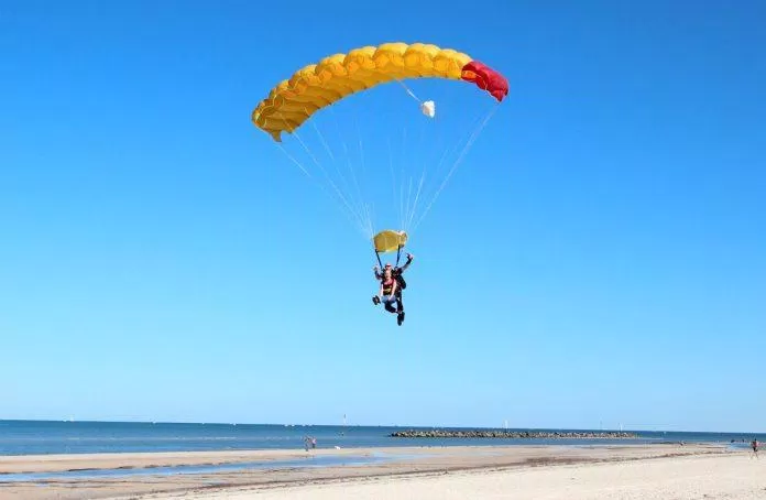 Nhảy dù tại Bãi biển Tanjung Rhu (Nguồn: Internet) Nhảy dù tại Bãi biển Tanjung Rhu (Nguồn: Internet)