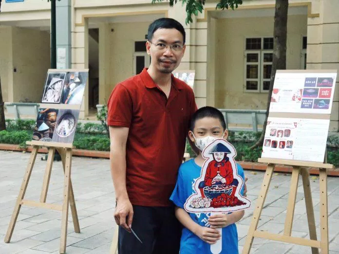 Hai thế hệ trong một bức ảnh nhưng chiếc nón lá thì đã đi qua bao năm tháng từ chiến tranh đến hòa bình (Nguồn ảnh: Internet) Hai thế hệ trong một bức ảnh nhưng chiếc nón lá thì đã đi qua bao năm tháng từ chiến tranh đến hòa bình (Nguồn ảnh: Internet)