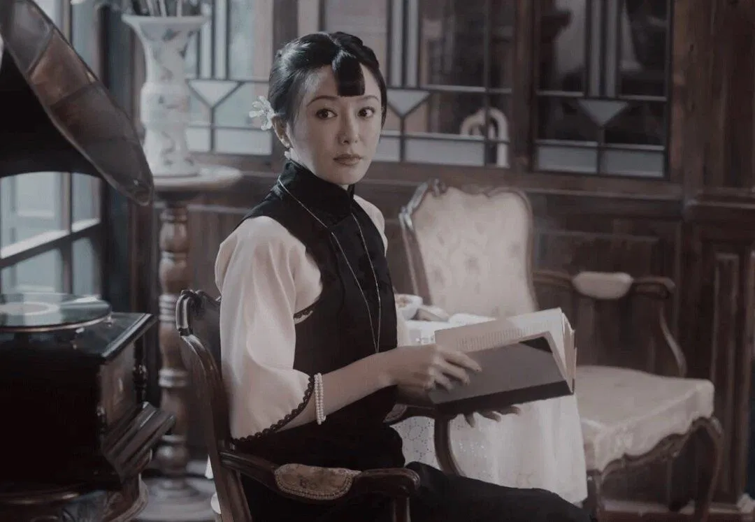 Kiểu tóc với trang phục và màu phim, Tần Lam nhìn xong cũng muốn khóc.