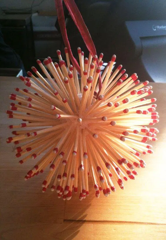 Quả cầu phát ra những tia sáng màu đỏ (Nguồn: Internet) Quả cầu phát ra những tia sáng màu đỏ (Nguồn: Internet)