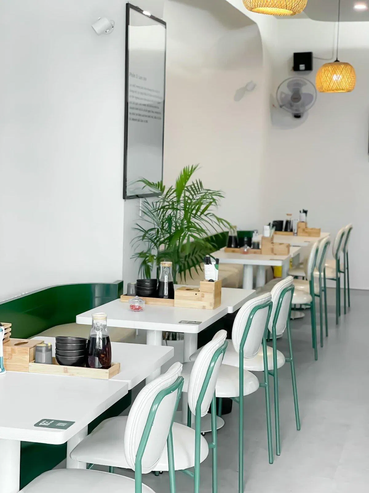 Không gian quán được thiết kế eco hiện đại, gần gũi.