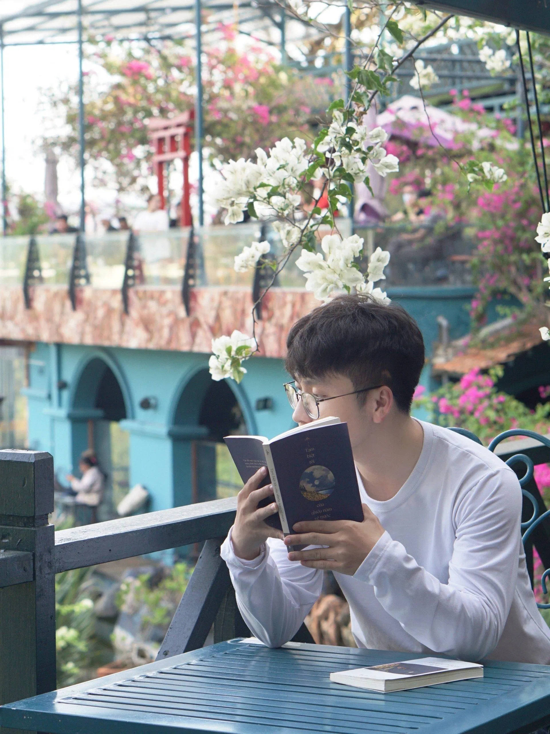 Chàng tác giả điển trai với vẻ trầm tư sâu lắng như mùa thu. Bìa cuốn sách Tạm biệt tôi của nhiều năm về trước. (Ảnh: BlogAnChoi)