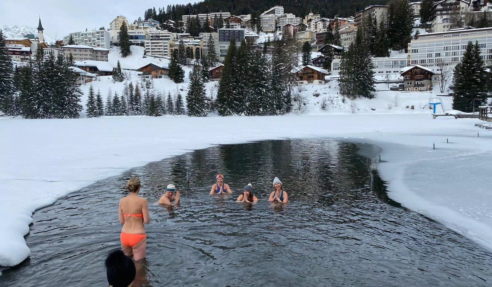 Tắm nước lạnh không phải là chuyện lạ trên thế giới (Nguồn: Internet) Tắm nước lạnh không phải là chuyện lạ trên thế giới (Nguồn: Internet)