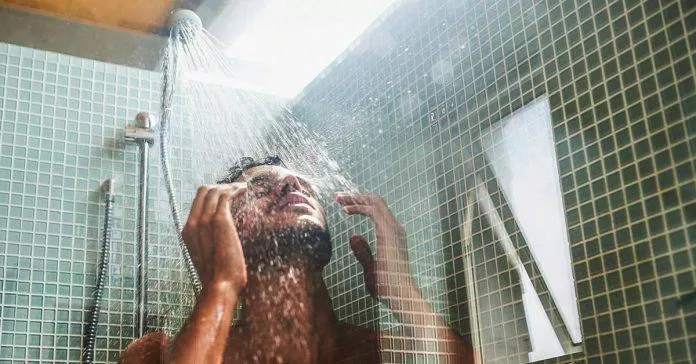 Cách tắm nước lạnh đúng cách là gì?  (Nguồn: Internet)
