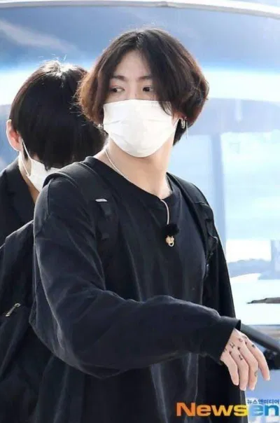 Thời gian đầu, người hâm mộ chỉ thấy được những tattoo trên bàn tay của Jungkook (Ảnh: Internet)