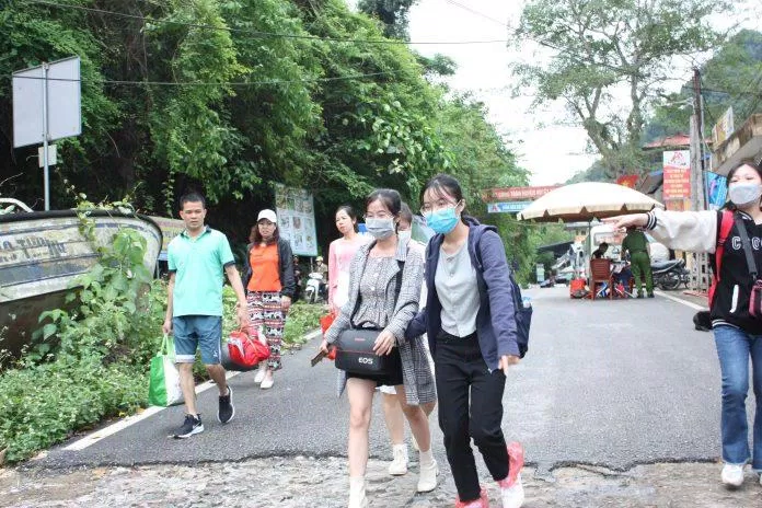 Du khách đến Hồ Ba Bể (Ảnh: Thảo Vân). Du khách đến Hồ Ba Bể (Ảnh: Thảo Vân).