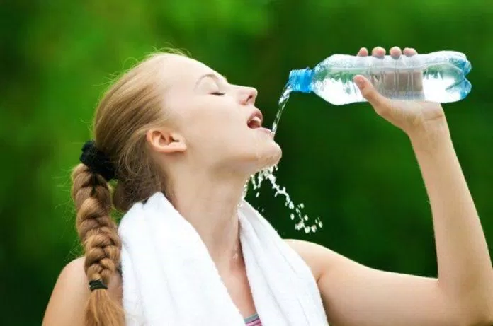 Uống quá nhiều nước cũng có thể gây hại cho sức khỏe (Ảnh: Internet)
