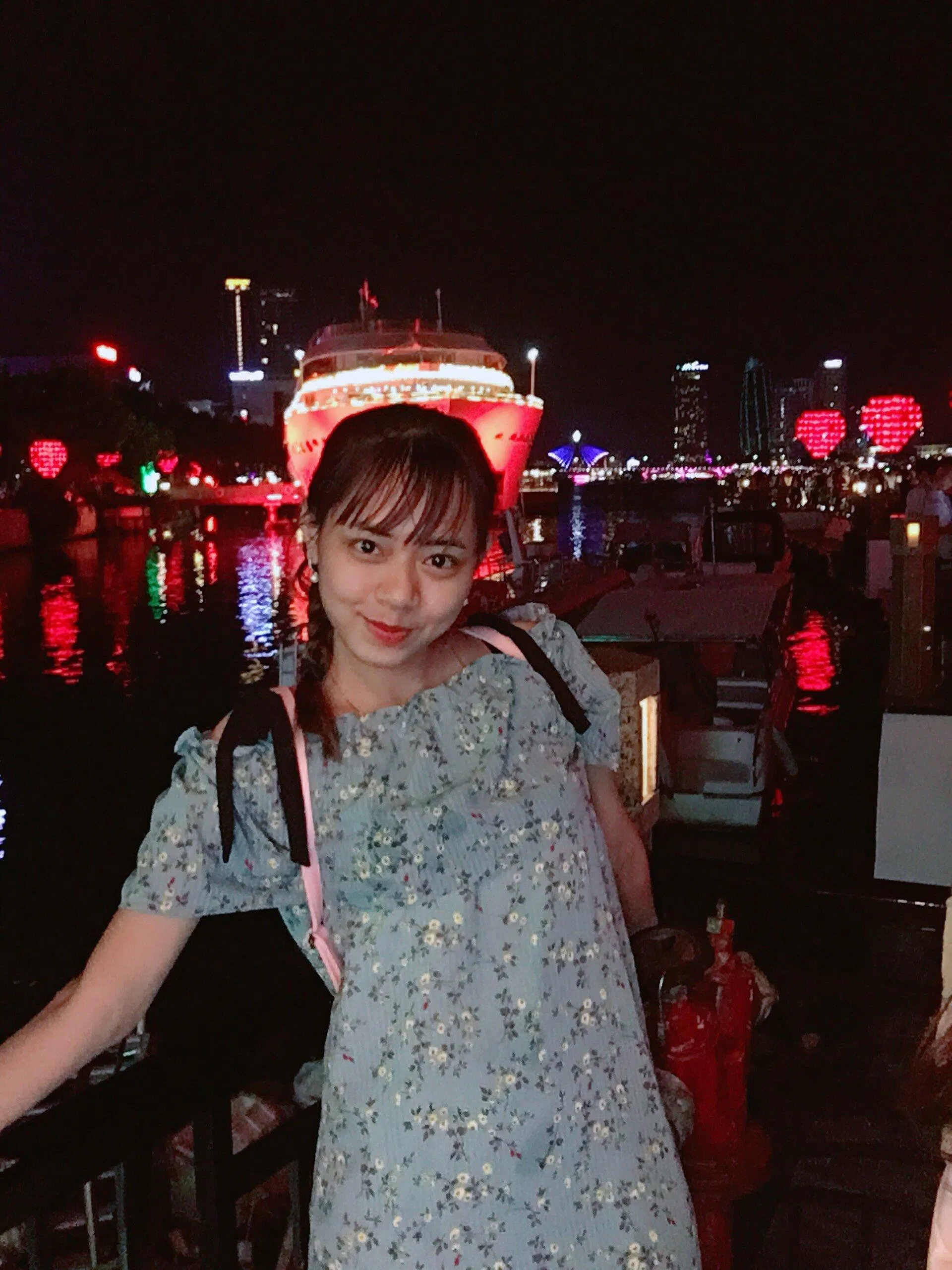 Cầu tình yêu vào ban đêm. (Ảnh: Kim Cúc) Cầu tình yêu vào ban đêm. (Ảnh: Kim Cúc)