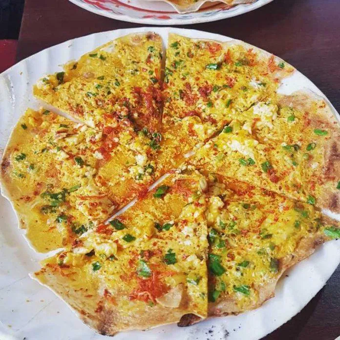 Món ăn bánh tráng nướng Dì Đinh chứa nhiều topping (nguồn: internet)