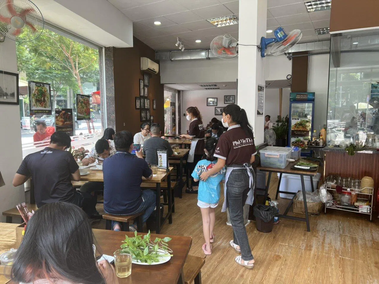 Không gian sang trọng, menu đa dạng với nhiều món ăn, thức uống đậm nét hương vị Hà Nội.