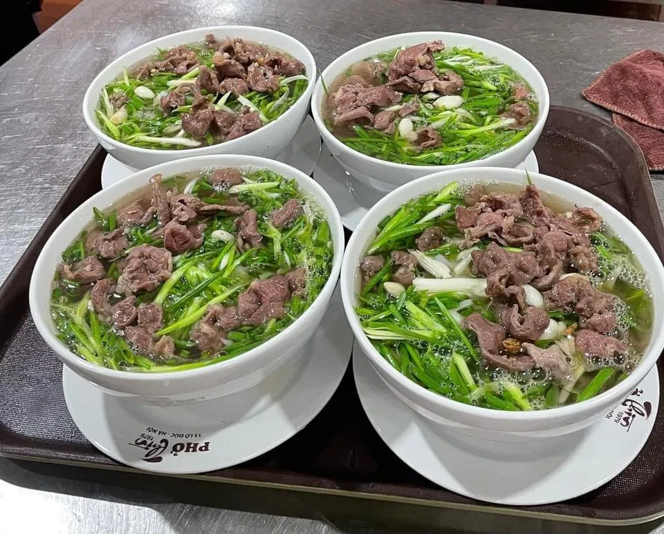 Phở tái lăn trứ danh - món ăn nhất định phải thử tại Phở Thìn.