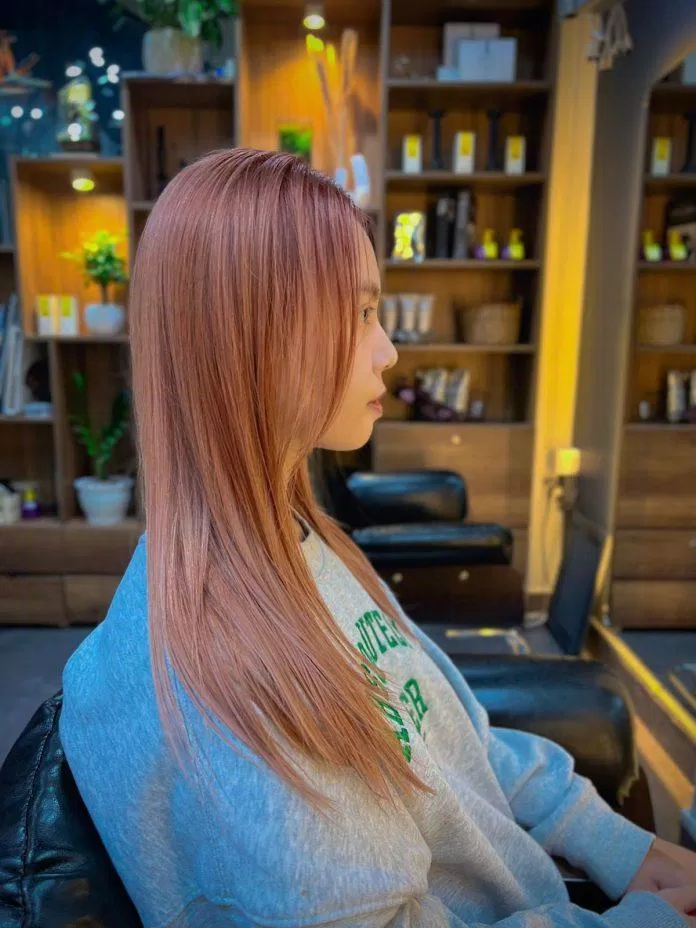 Tóc duỗi tại Pinky Pixie Salon có độ bóng mượt và tự nhiên.