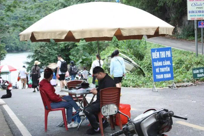 Điểm thu phí đi xuồng tham quan Hồ Ba Bể (Ảnh: Thảo Vân). Điểm thu phí đi xuồng tham quan Hồ Ba Bể (Ảnh: Thảo Vân).