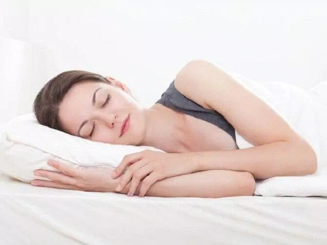 Nằm ngủ nghiêng về bên phải tốt cho tim mạch hơn các tư thế khác (Ảnh: Internet)